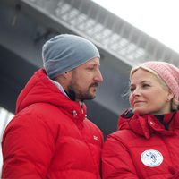 Haakon y Mette-Marit de Noruega se dedican una tierna mirada en el salto de esquí de Holmenkollen 2014