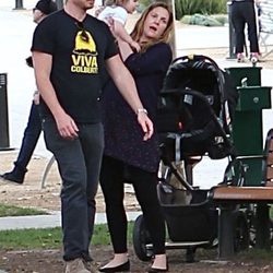 Drew Barrymore y Will Kopelman con su hija Olive en un parque de Los Angeles