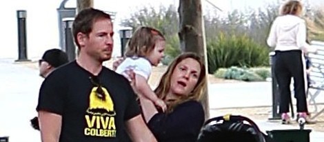 Drew Barrymore y Will Kopelman con su hija Olive en un parque de Los Angeles