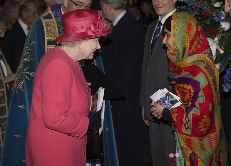 La Reina Isabel charla con Malala Yousafzai en el Día de la Commonwealth 2014