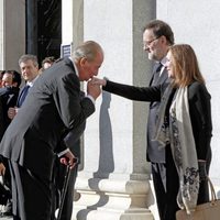 El Rey saluda a Mariano Rajoy y a su mujer en la misa homenaje a las víctimas del 11M