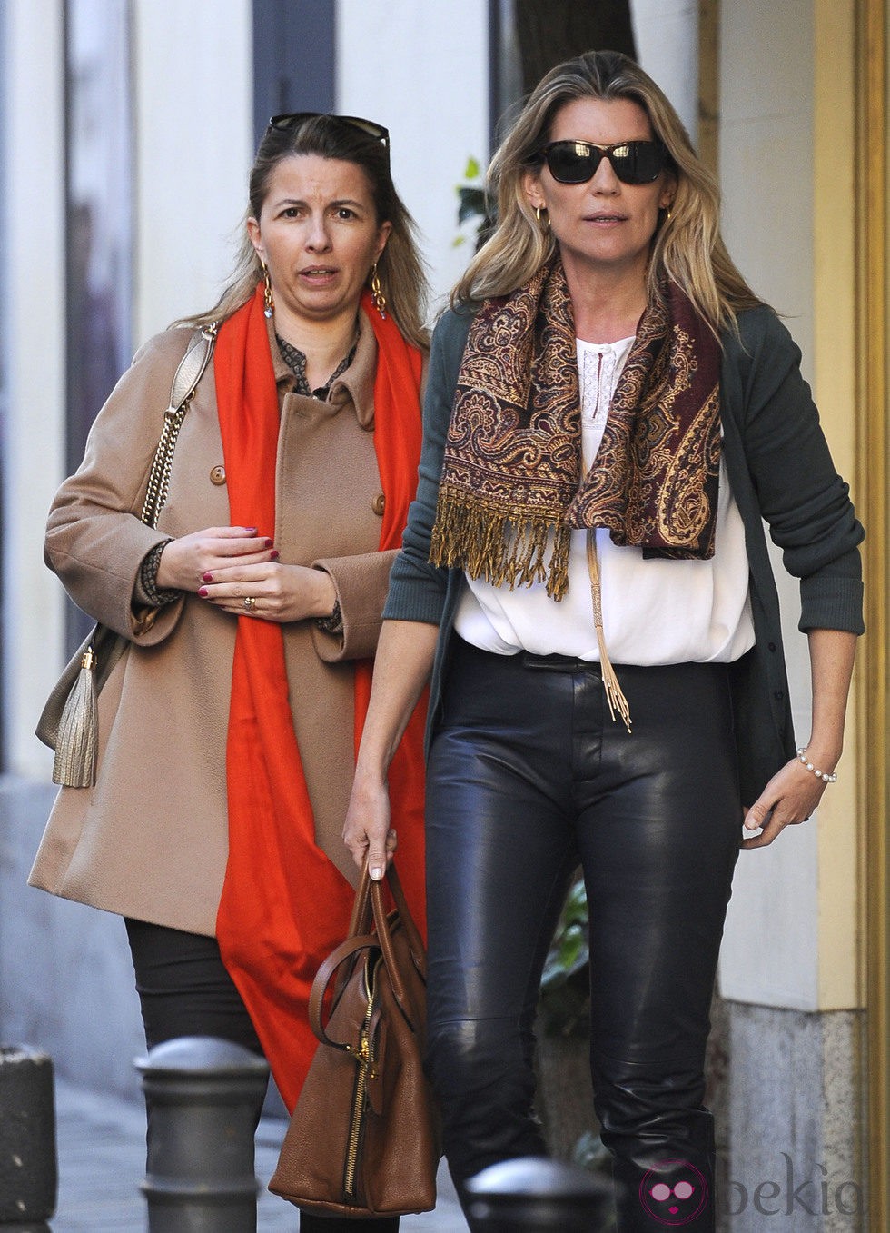 Patricia Rato paseando con una amiga por Madrid