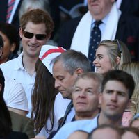 El Príncipe Harry y Cressida Bonas en un partido de rugby
