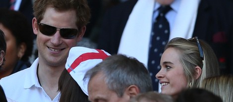 El Príncipe Harry y Cressida Bonas en un partido de rugby