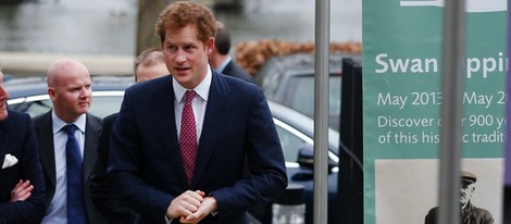 El Príncipe Harry acude a un acto oficial tras ir a partido de rugby con Cressida Bonas