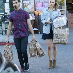 Joe Jonas y Blanda Eggenschwiler saliendo de un supermercado de Los Angeles