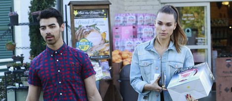 Joe Jonas y Blanda Eggenschwiler saliendo de un supermercado de Los Angeles