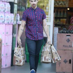 Joe Jonas saliendo de un supermercado de Los Angeles