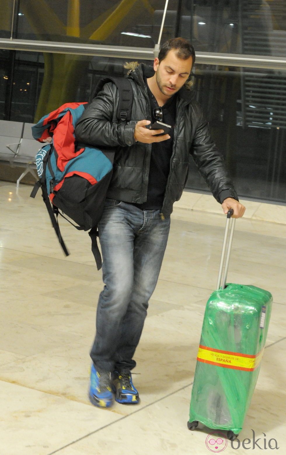 Antonio Tejado en el aeropuerto antes de irse a Honduras para participar en 'Supervivientes'