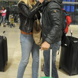 Bibiana Fernández y Antonio Tejado en el aeropuerto antes de irse a Honduras para participar en 'Supervivientes'