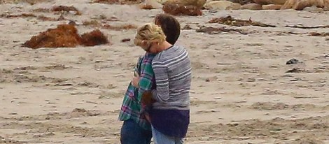 Charlize Theron y Sean Penn abrazados en una playa de Malibú