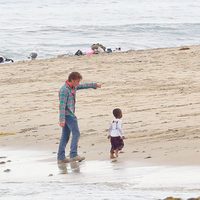 Charlize Theron con su hijo Jackson y Sean Penn en una playa de Malibú