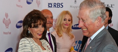 Joan Collins hace reír al Príncipe Carlos en los Prince's Trust Awards 2014