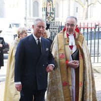 El Príncipe Carlos en una misa en memoria de David Frost