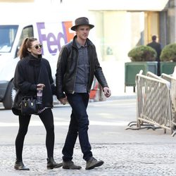 Elizabeth Olsen y Boyd Holbrook paseando cogidos de la mano por París