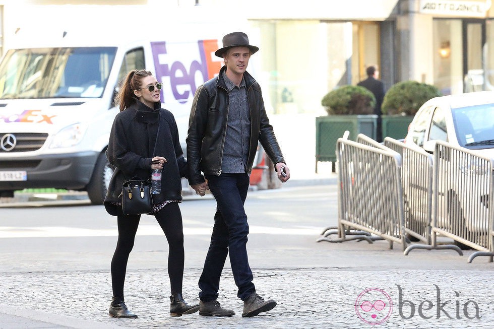 Elizabeth Olsen y Boyd Holbrook paseando cogidos de la mano por París