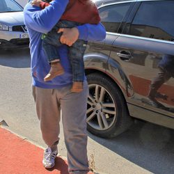 Kiko Rivera con su hijo Francisco entrando en casa de Jessica Bueno