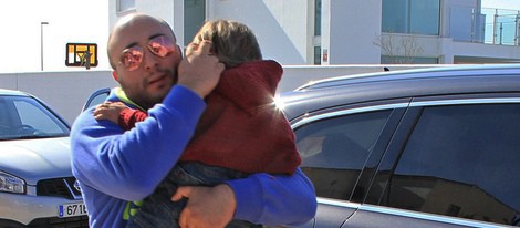 Kiko Rivera con su hijo Francisco entrando en casa de Jessica Bueno