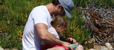 Chris Hemsworth jugando con India Rose en la playa de Malibú