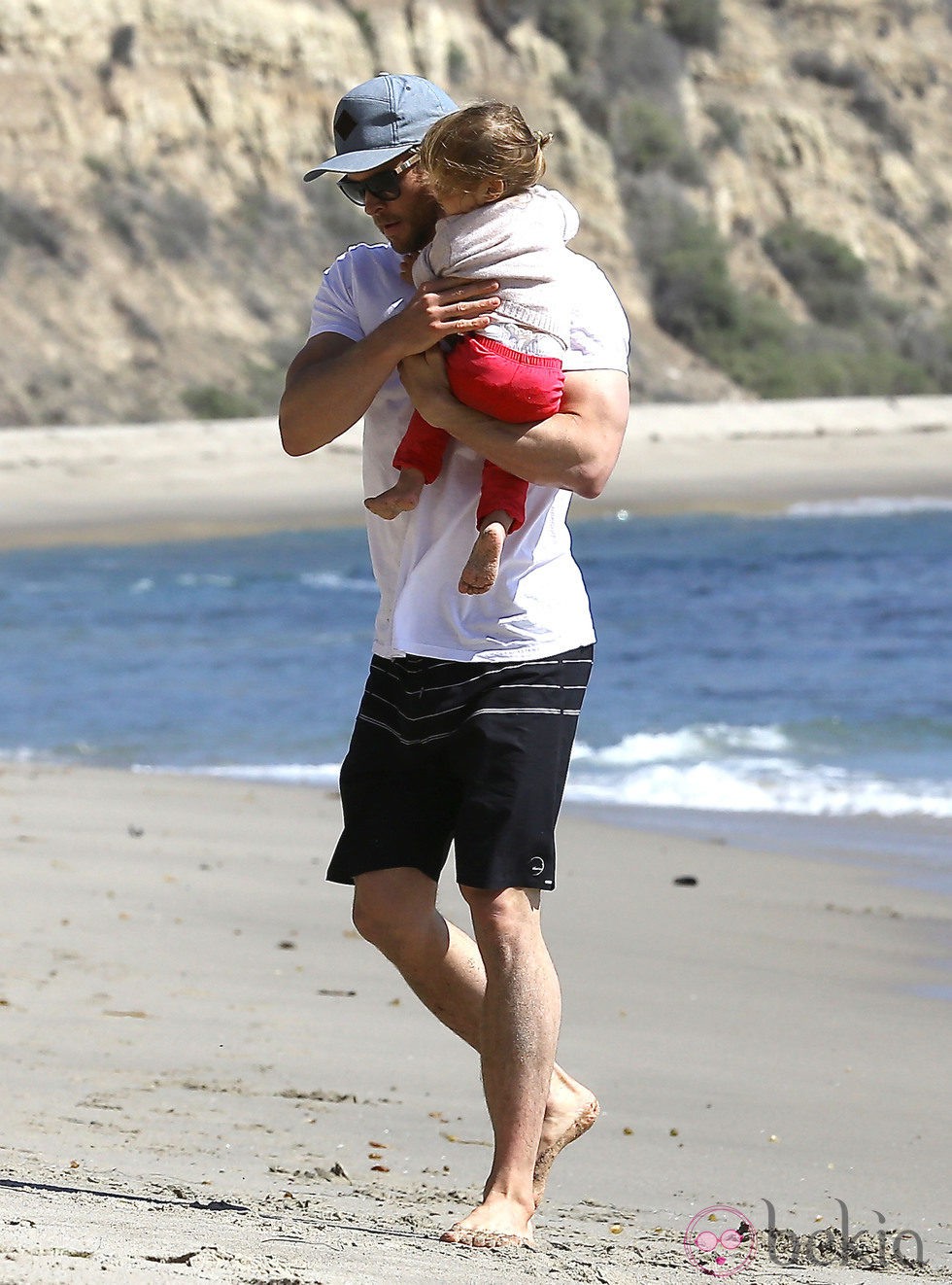 Chris Hemsworth con su hija India Rose en brazos en la playa de Malibú
