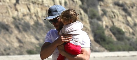 Chris Hemsworth con su hija India Rose en brazos en la playa de Malibú
