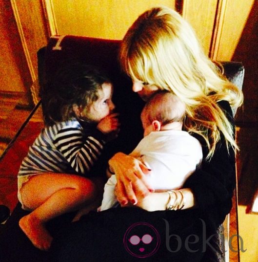 Rachel Zoe descansando con sus hijos Kaius Jagger y Skyler Morrison