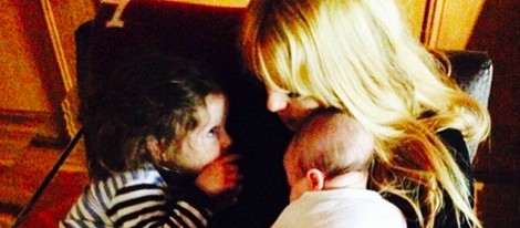 Rachel Zoe descansando con sus hijos Kaius Jagger y Skyler Morrison