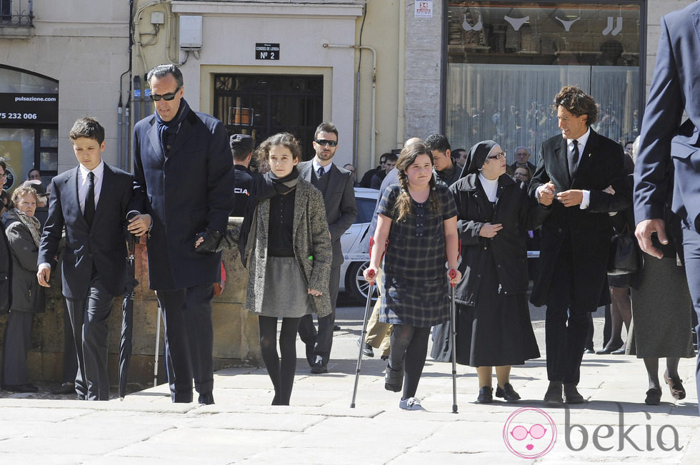 La familia de Concepción Sáenz de Tejada en su funeral en Soria