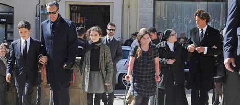 La familia de Concepción Sáenz de Tejada en su funeral en Soria