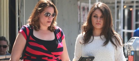 Mila Kunis, de compras con una amiga en Los Angeles