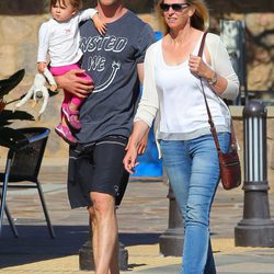 Chris Hemsworth dando un paseo con su madre Leonie y su hija India Rose