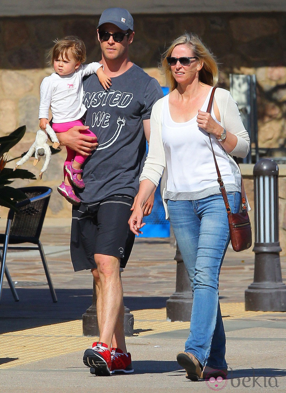 Chris Hemsworth dando un paseo con su madre Leonie y su hija India Rose