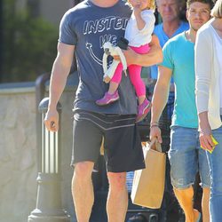 Chris Hemsworth paseando con India Rose en brazos por Malibú