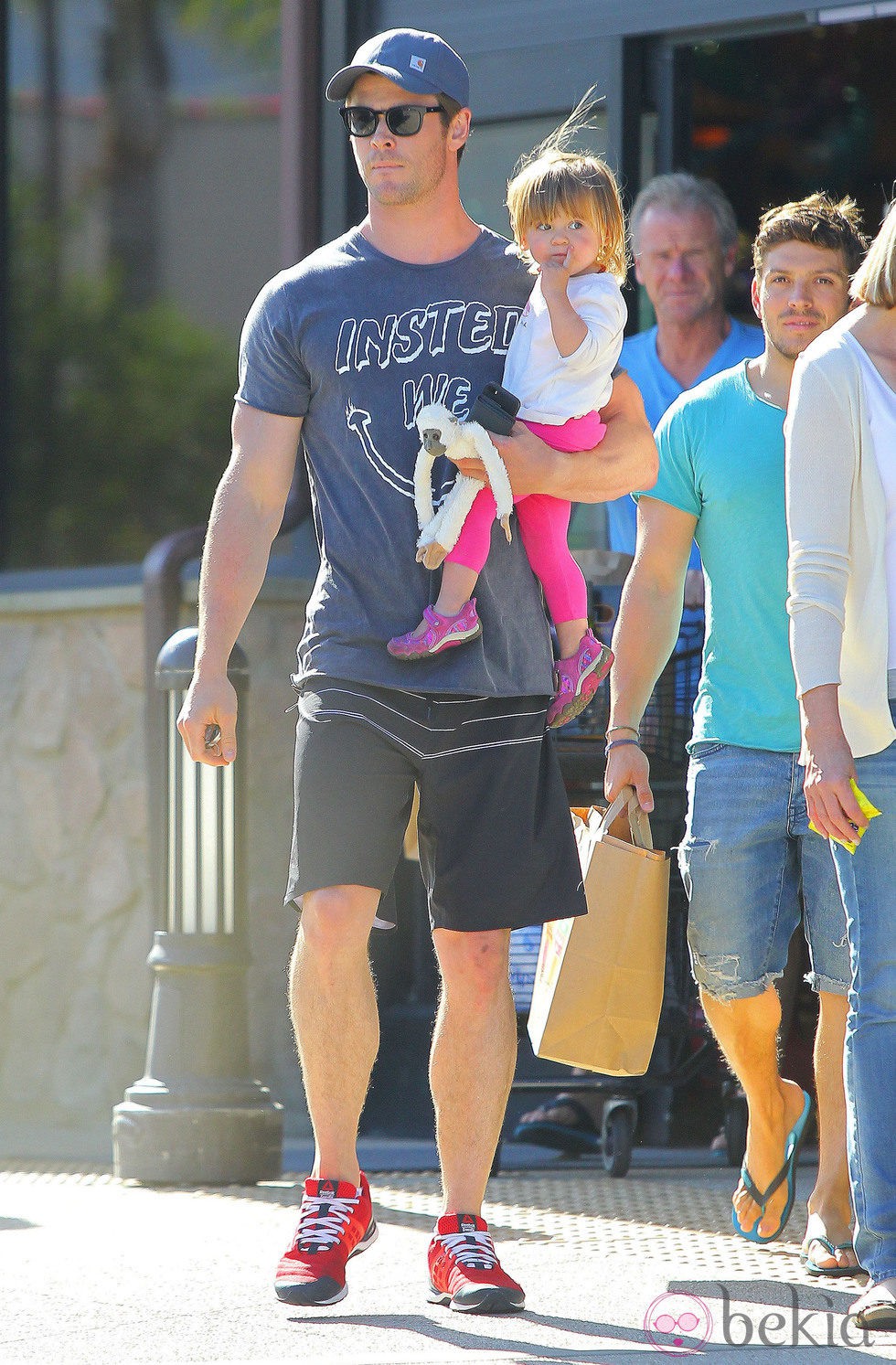Chris Hemsworth paseando con India Rose en brazos por Malibú