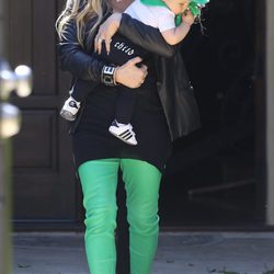 Fergie celebrando San Patricio 2014 con su hijo Axl