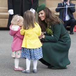 Kate Middleton con unas niñas en el Día de San Patricio 2014