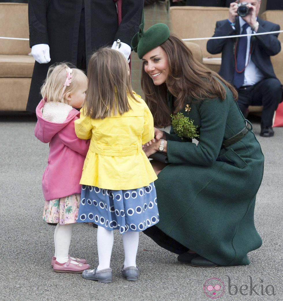 Kate Middleton con unas niñas en el Día de San Patricio 2014