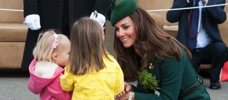 Kate Middleton con unas niñas en el Día de San Patricio 2014
