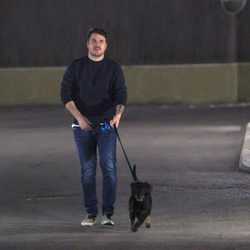 Dani Martín pasea a Pistacho, el perro de Blanca Suárez