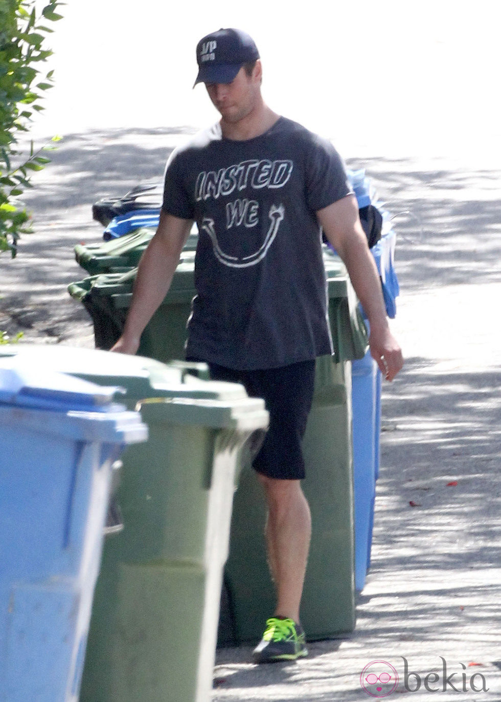 Chris Hemsworth sacando la basura