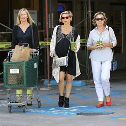 Elsa Pataky con su madre Cristina y su suegra Leonie en Beverly Hills