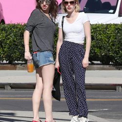 Emma Roberts con una amiga en Los Angeles