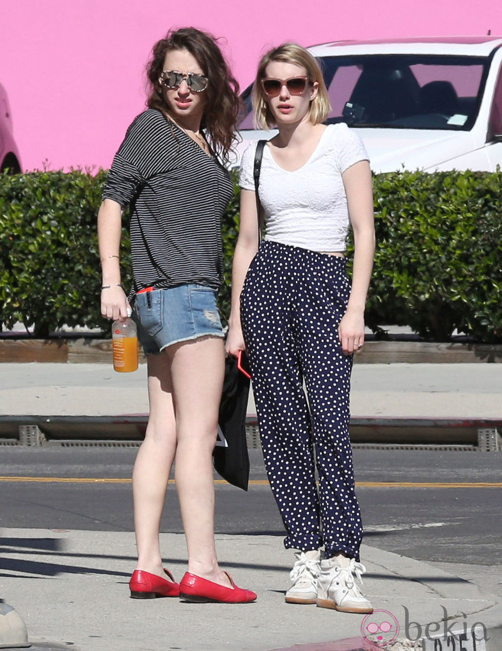 Emma Roberts con una amiga en Los Angeles