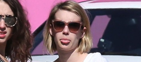 Emma Roberts saca la lengua a un paparazzi