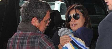 Alejandro Sanz y Raquel Perera con su hijo Dylan en el aeropuerto de Miami