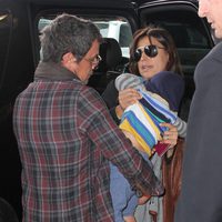 Alejandro Sanz y Raquel Perera con su hijo Dylan en el aeropuerto de Miami