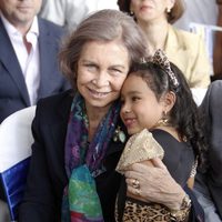 La Reina Sofía abraza a una niña en Guatemala