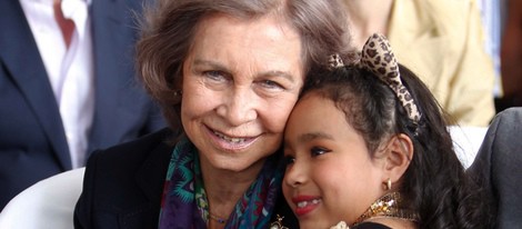 La Reina Sofía abraza a una niña en Guatemala