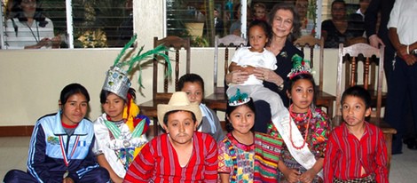 La Reina Sofía con los niños del proyectos de las Hermanas Carmelitas