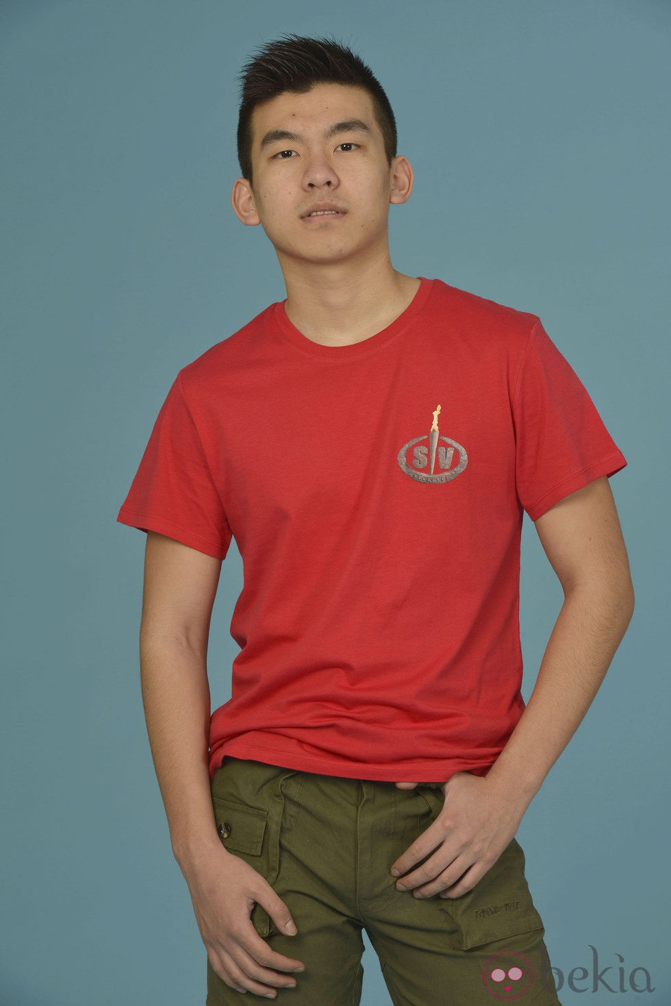 Yong Li posando como concursante de 'Supervivientes 2014'